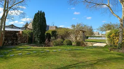 Jardin de l'établissement Gite avec piscine et bain nordique proche des plages du débarquement