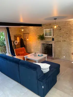 Coin salon dans l'établissement Charmante maison du XVIII en pierre rénovée