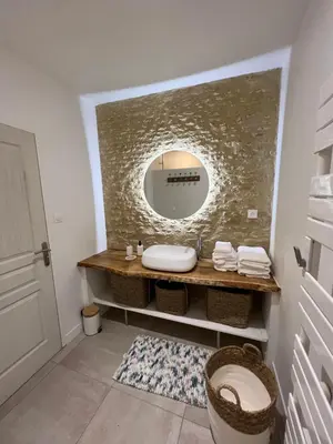 Salle de bains dans l'établissement Charmante maison du XVIII en pierre rénovée