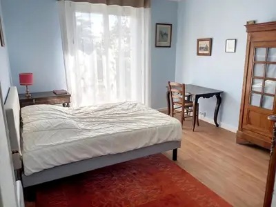 Un ou plusieurs lits dans un hébergement de l'établissement Maison plain pied 4 chambres, terrasse, jardin, parking, proche plage/commerces, Wi-Fi gratuite - FR-1-361-450