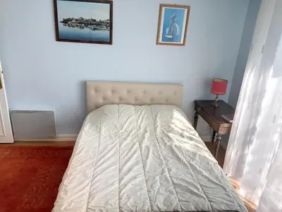 Un ou plusieurs lits dans un hébergement de l'établissement Maison plain pied 4 chambres, terrasse, jardin, parking, proche plage/commerces, Wi-Fi gratuite - FR-1-361-450