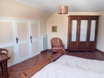 Un ou plusieurs lits dans un hébergement de l'établissement Maison plain pied 4 chambres, terrasse, jardin, parking, proche plage/commerces, Wi-Fi gratuite - FR-1-361-450