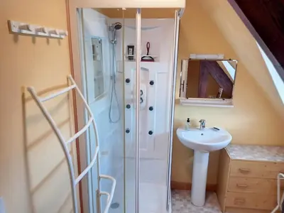 Salle de bains dans l'établissement Maison plain pied 4 chambres, terrasse, jardin, parking, proche plage/commerces, Wi-Fi gratuite - FR-1-361-450