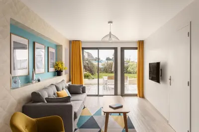 Télévision ou salle de divertissement dans l'établissement Côté Jardin - Cancale - Gîte Standing - Proche Centre et Port