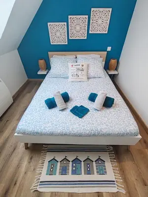 Un ou plusieurs lits dans un hébergement de l'établissement Les pommiers Duplex cosy tout confort mitoyen d'une maison neuve avec terrasse entrée indépendante parking 5 mn de Bayeux et 10 mn plage du débarquement