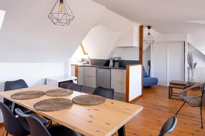 Cuisine ou kitchenette dans l'établissement Grand appartement spacieux sur les toits de Bayeux