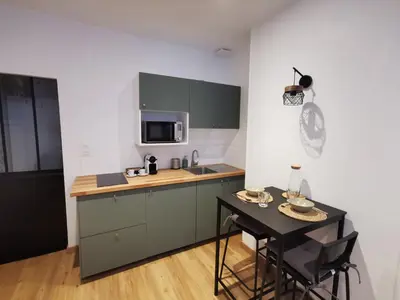 Cuisine ou kitchenette dans l'établissement Charmant studio Bayeux centre ville historique