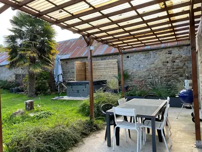 Jardin de l'établissement Baie du mont saint michel - 6 personnes - Spa privatif