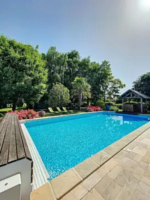 Piscine de l'établissement Le Petit Saint-Léonard ou située à proximité