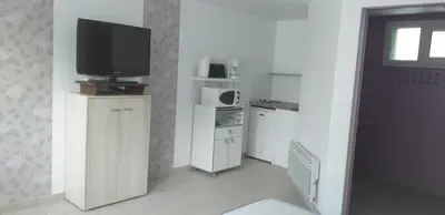 Cuisine ou kitchenette dans l'établissement joli petit studio a la campagne