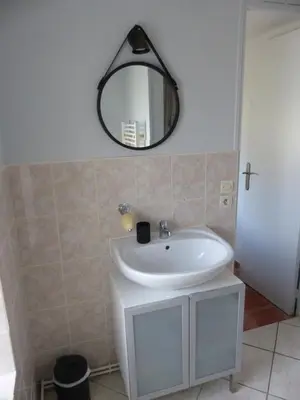 Salle de bains dans l'établissement Jolie maison pour 4 à 6 personnes