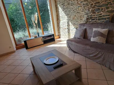 Coin salon dans l'établissement Cottage Le Canari 3 étoiles, à 5 minutes du Mont St-Michel