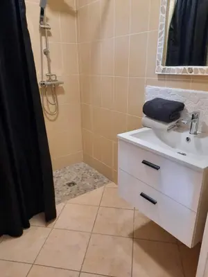 Salle de bains dans l'établissement Cottage Le Canari 3 étoiles, à 5 minutes du Mont St-Michel