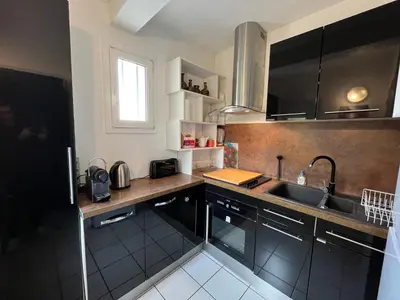 Cuisine ou kitchenette dans l'établissement Maison calme avec terrasse - Calypso