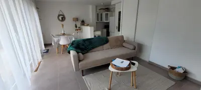 Coin salon dans l'établissement Appartement Port-Mer près des plages