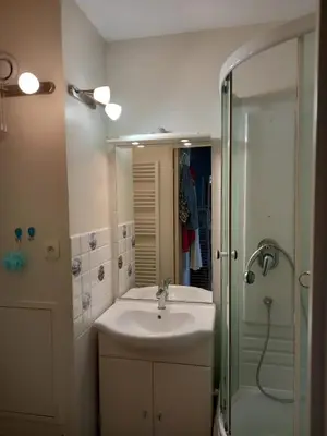 Salle de bains dans l'établissement Appartement charmant avec vue sur la mer à Cabourg - 30 m²
