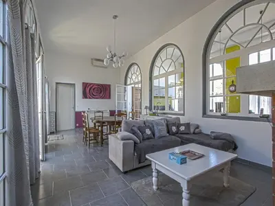 Coin salon dans l'établissement Spacious holiday home in Aure sur Mer with garden