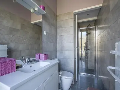 Salle de bains dans l'établissement Spacious holiday home in Aure sur Mer with garden