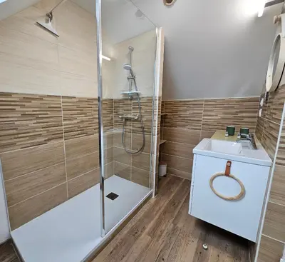 Salle de bains dans l'établissement Ô P'tit Billard Baventais
