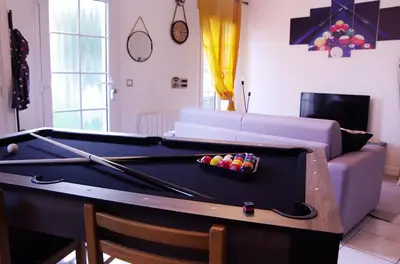 Télévision ou salle de divertissement dans l'établissement Ô P'tit Billard Baventais