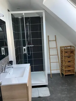 Salle de bains dans l'établissement Maison proche Mont Saint Michel