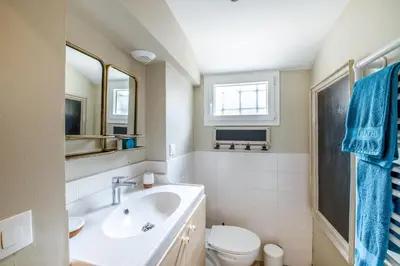 Salle de bains dans l'établissement Aux Bains des Mots - vue mer