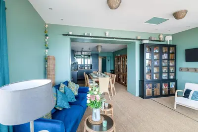 Coin salon dans l'établissement Aux Bains des Mots - vue mer