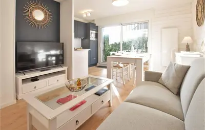 Cuisine ou kitchenette dans l'établissement 1 Bedroom Gorgeous Apartment In Cabourg