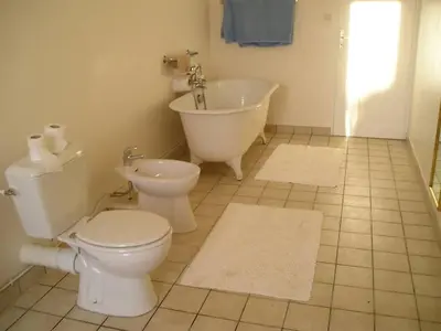 Salle de bains dans l'établissement Maison élégante à Fontenay-sur-Mer avec cheminée