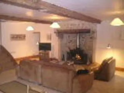 Télévision ou salle de divertissement dans l'établissement Maison élégante à Fontenay-sur-Mer avec cheminée