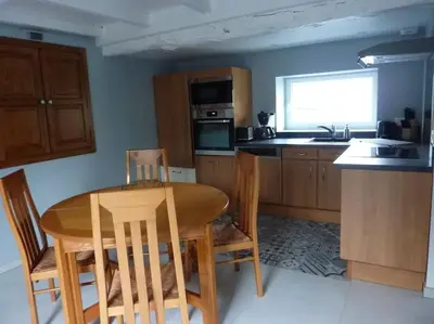 Cuisine ou kitchenette dans l'établissement Maison rénovée dans le bocage Normand avec jacuzzi