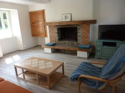 Télévision ou salle de divertissement dans l'établissement Maison rénovée dans le bocage Normand avec jacuzzi