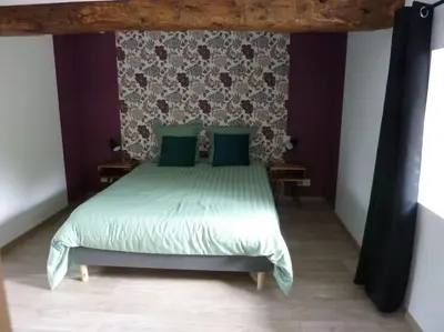Un ou plusieurs lits dans un hébergement de l'établissement Maison rénovée dans le bocage Normand avec jacuzzi