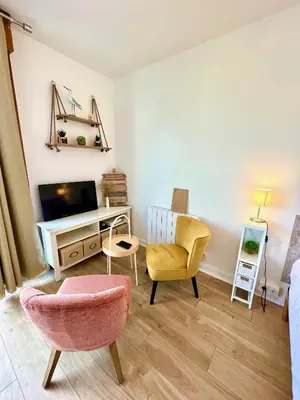 Télévision ou salle de divertissement dans l'établissement Salm, Coquet studio avec balcon