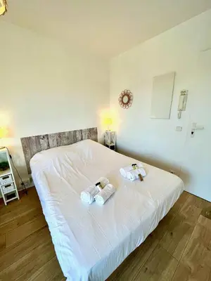 Un ou plusieurs lits dans un hébergement de l'établissement Salm, Coquet studio avec balcon