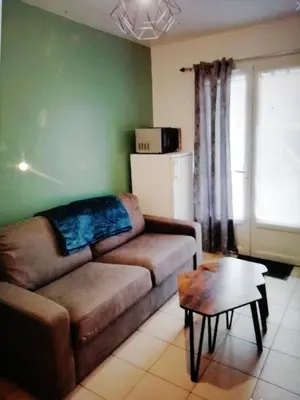 Coin salon dans l'établissement Bel appartement avec jardin à 50m des plages du debarquement