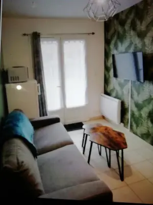 Coin salon dans l'établissement Bel appartement avec jardin à 50m des plages du debarquement