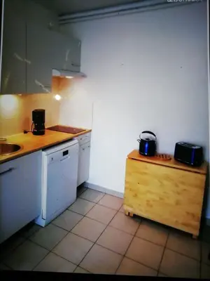 Cuisine ou kitchenette dans l'établissement Bel appartement avec jardin à 50m des plages du debarquement