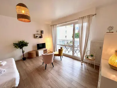 Télévision ou salle de divertissement dans l'établissement Nihal, Studio proche Zenith avec parking et balcon