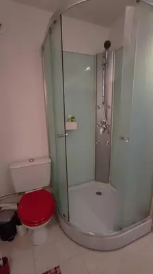 Salle de bains dans l'établissement Studio Ouistreham entre centre-ville et plages
