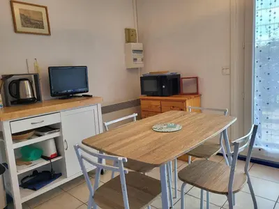 Cuisine ou kitchenette dans l'établissement Studio avec Terrasse, Parking Privé et Accès Direct à la Plage - FR-1-465-86