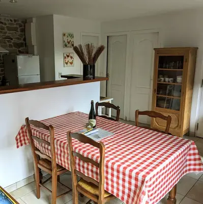 Cuisine ou kitchenette dans l'établissement La petite corbière - Chez Hélène - Gîtes en baie