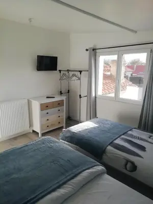 Un ou plusieurs lits dans un hébergement de l'établissement Jolie maison à 200 m des plages du débarquement