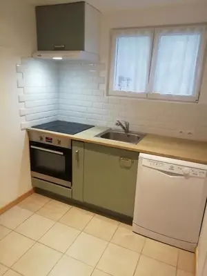 Cuisine ou kitchenette dans l'établissement Jolie maison à 200 m des plages du débarquement