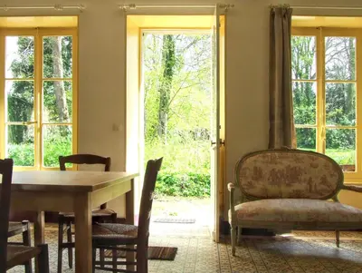Coin salon dans l'établissement Maison charmante à Ryes avec jardin clos et accès PMR