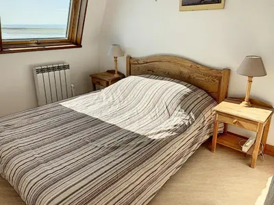 Un ou plusieurs lits dans un hébergement de l'établissement Appartement Duplex en Front de Mer avec Terrasse – Accès Direct Plage – 2 Chambres + Cabine - FR-1-361-456