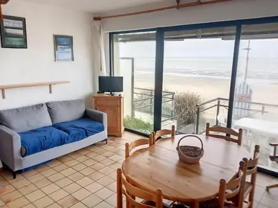 Coin salon dans l'établissement Appartement Duplex en Front de Mer avec Terrasse – Accès Direct Plage – 2 Chambres + Cabine - FR-1-361-456