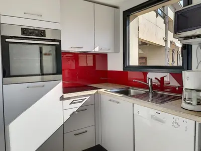 Cuisine ou kitchenette dans l'établissement Appartement Duplex en Front de Mer avec Terrasse – Accès Direct Plage – 2 Chambres + Cabine - FR-1-361-456