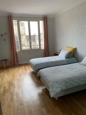 Un ou plusieurs lits dans un hébergement de l'établissement Appart 90m2 lumineux, centre, vue église penchée