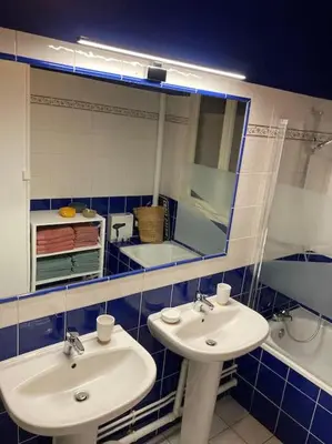 Salle de bains dans l'établissement Appart 90m2 lumineux, centre, vue église penchée